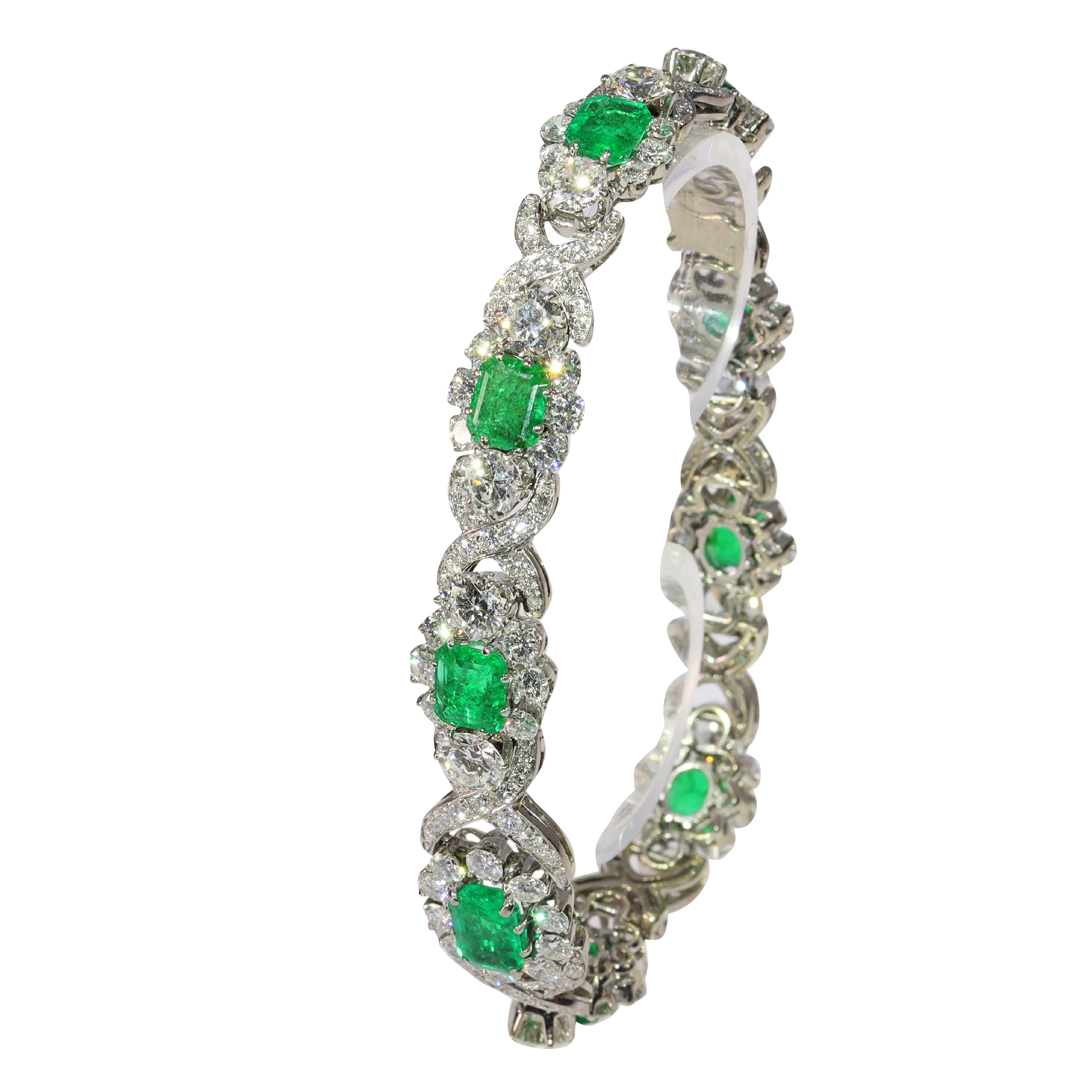 Luxurious Vintage Bracelet: 16 Carats Diamonds, 7 Carats Colombian Emeralds